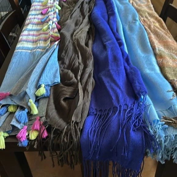 A Set of Five Scarves a Variety of Colors - Picture 4 of 4